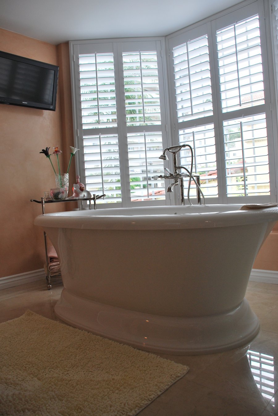 Bathroom 1 Tub